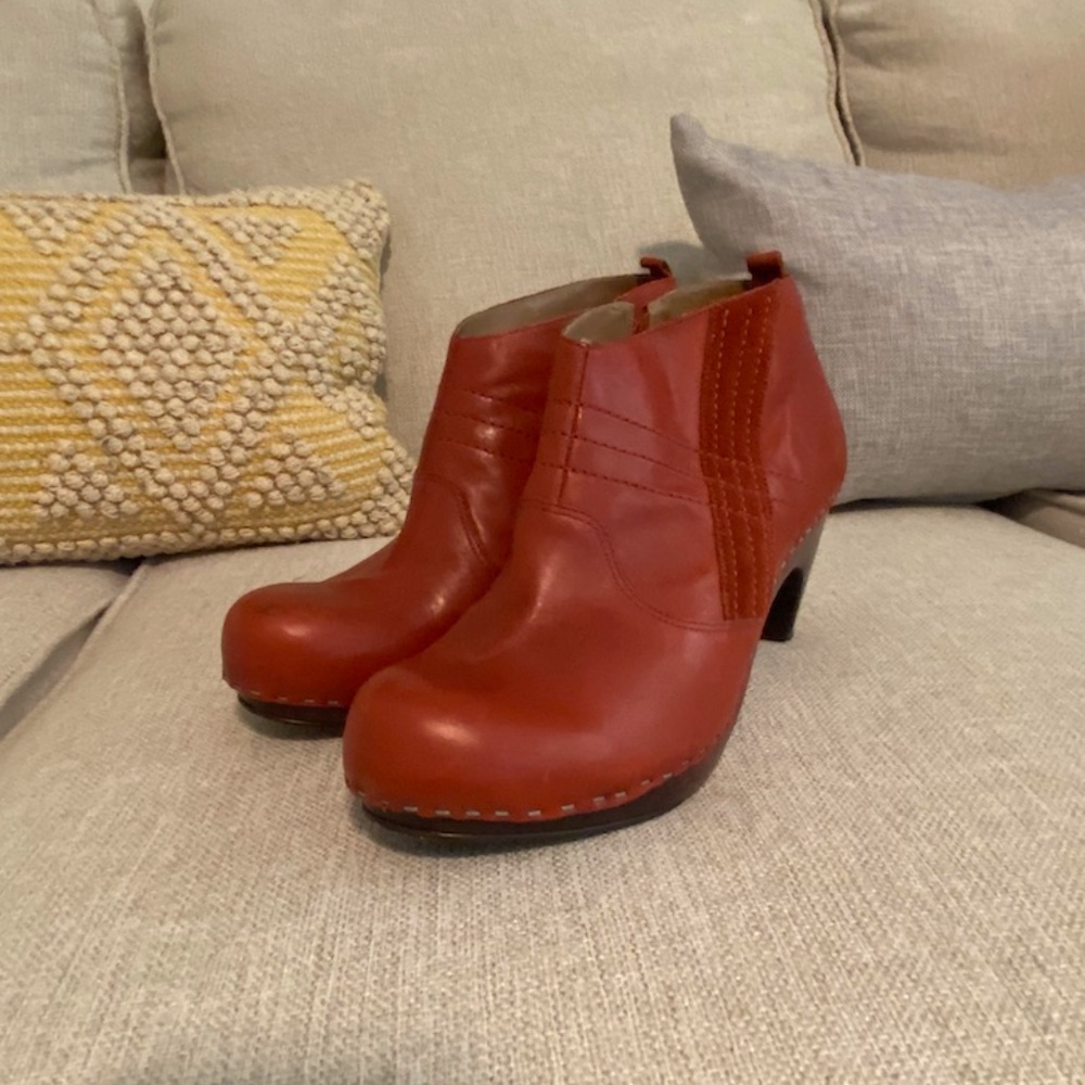 Schuler & Sons Philadelphia red booties size 9.5